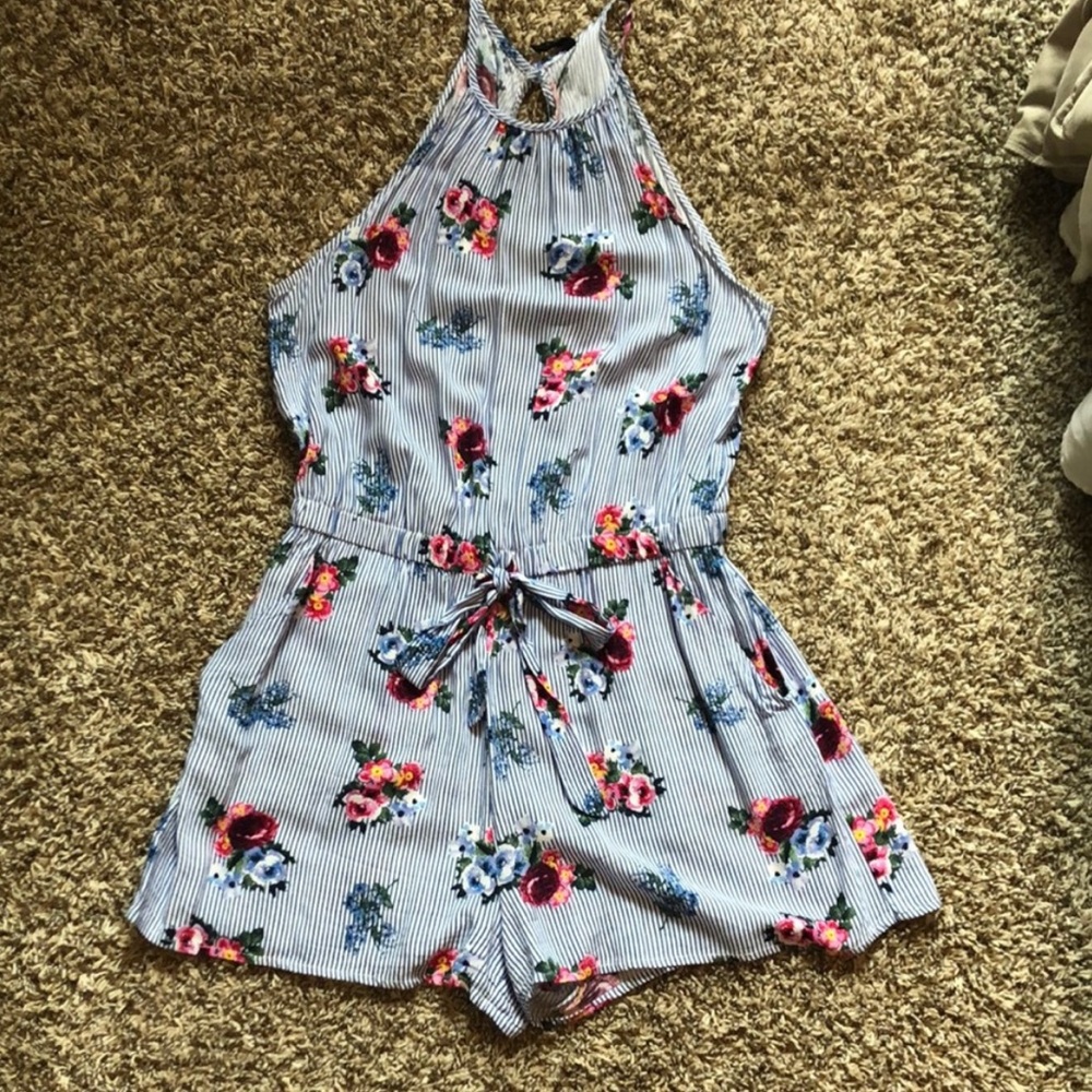 💕🌸EUC worn once floral romper w/ pockets